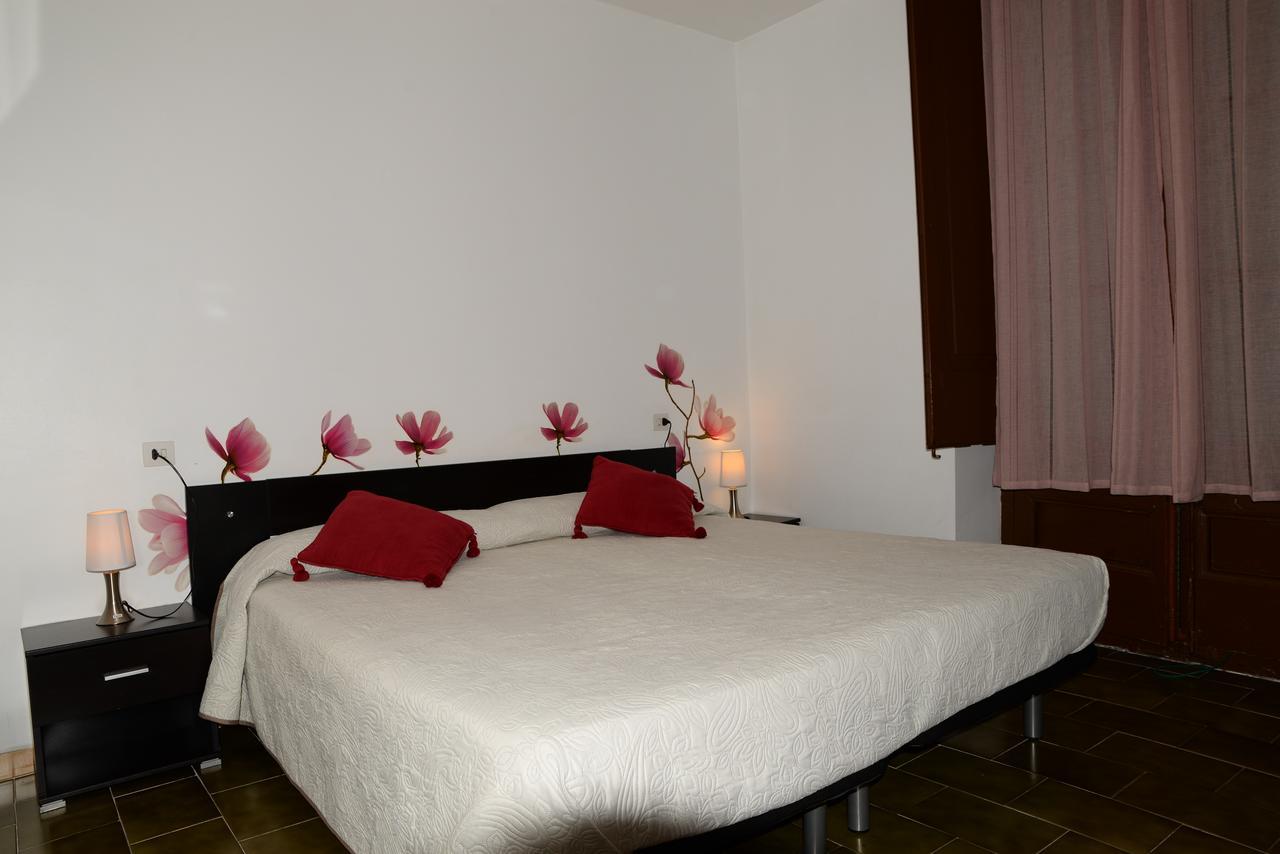 Pension Borras Girona Ngoại thất bức ảnh