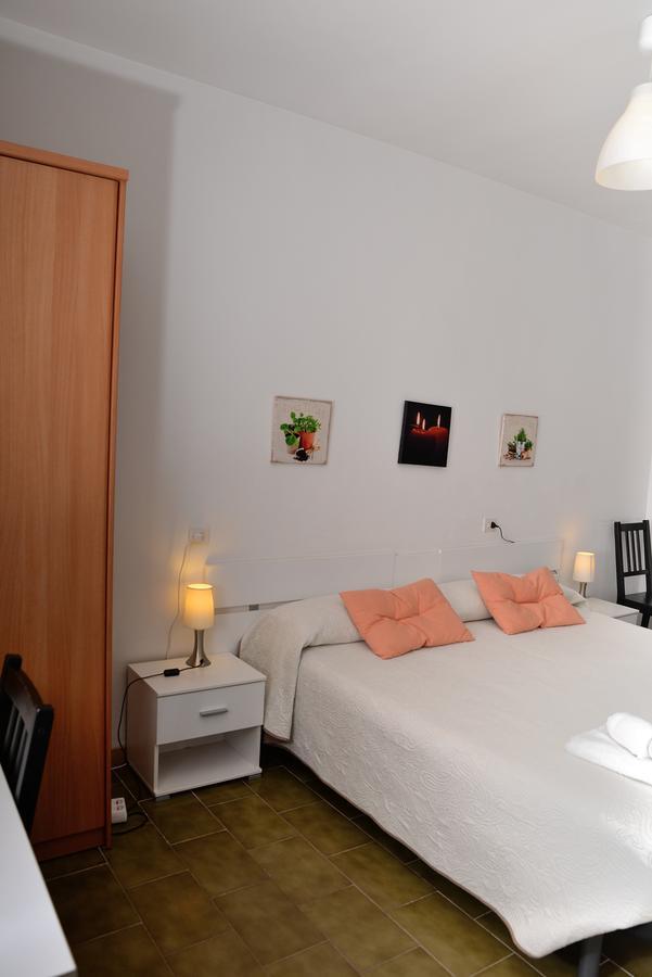 Pension Borras Girona Ngoại thất bức ảnh